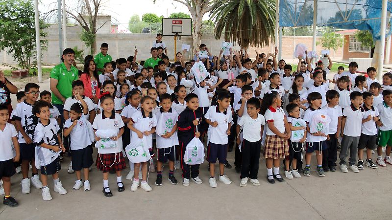 Club Santos obsequia útiles escolares en Primaria Francisco I. Madero